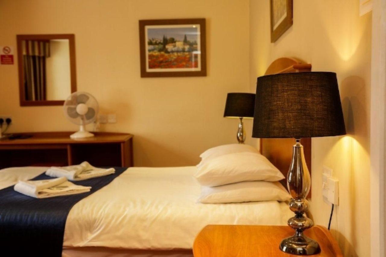 Chesters Hotel & Restaurant ซัลฟอร์ด ภายนอก รูปภาพ